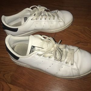 black adidas stan smith’s